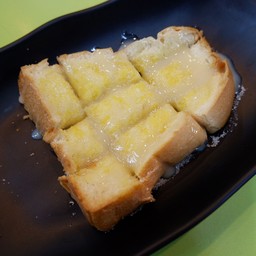 ขนมปังปิ้งเนยนมน้ำตาล Toast with Butter, Sugar and Condensed Milk