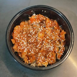 ข้าวหน้าไก่ทอดซอสเกาหลี