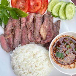 ข้าวเนื้อย่างจิ้มแจ่ว