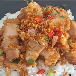 หมูกรอบผัดกระเทียมราดข้าว