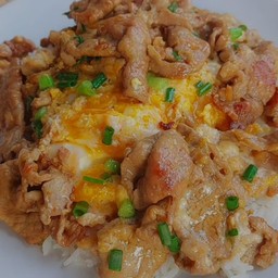 ข้าวหมูทอดกระเทียมไข่ขยี้