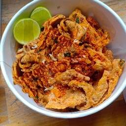 หมี่คลุกซอสโบราณ (หนังไก่ทอดกรอบ)