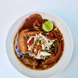 ก๋วยเตี๋ยวไก่ตุ๋นต้มยำ (มะนาวสด)