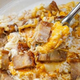 ข้าวผัดไข่หมูกรอบ