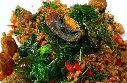 กะเพราไข่เยี่ยวม้าราดข้าว