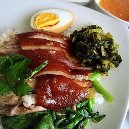 ข้าวขาหมู แม่นุ่น