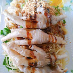 บะหมี่แห้งขาไก่ฉ่ำๆกากหมู