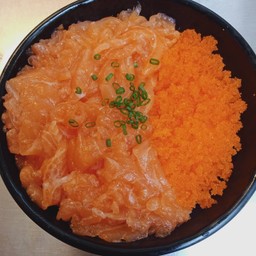 ข้าวหน้าแซลมอนสับ ไข่กุ้ง