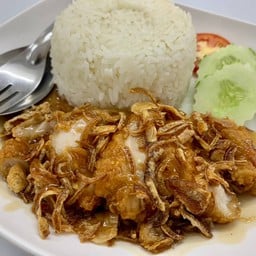 ข้าวไก่กรอบราดซอสมะขาม