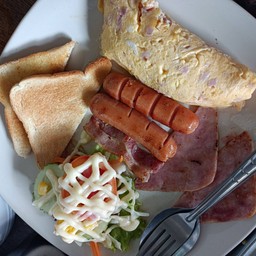 ออมเล็ต ขนมปังปื้ง ใส้กรอก