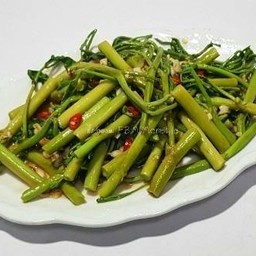 ผัดกระเฉดไฟแดง