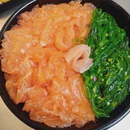 ข้าวหน้าแซลมอนสับ ยำสาหร่าย