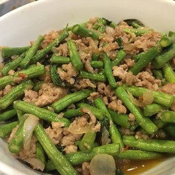 ข้าวราดกะเพราหมูสับถั่วฝักยาว