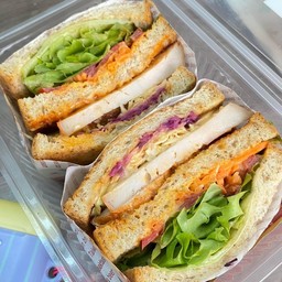 แซนด์วิชอกไก่ย่างพริกไทยดำ