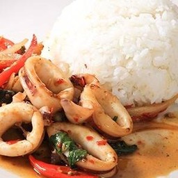 กะเพราปลาหมึกราดข้าว