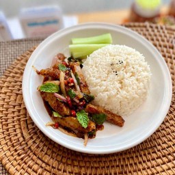 ข้าวน้ำตกหมูย่าง