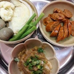 เซ็ทข้าวน้ำพริกหนุ่มไส้อั่วผักลวก