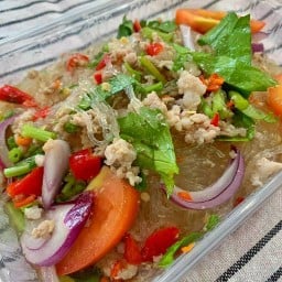 ก๋วยเตี๋ยวแห้งโบราณ & เจ๊นิด ยำแซ่บ บ้านเหล่าสนามบิน