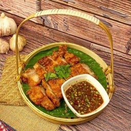 สามชั้นทอดน้ำปลา กับข้าว