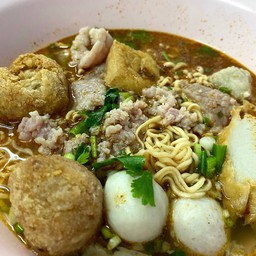 ก๋วยเตี๋ยวลูกชิ้นแคะตลาดขวัญฯ