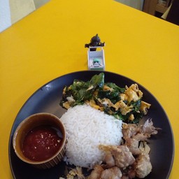 ผัดผักเหลียงใส่ไข่ และ หมูทอด พร้อมข้าวสวย