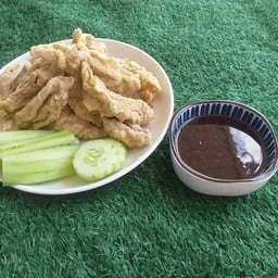 ร้านลูกชิ้นทอดพี่เนย เซเว่นไร่ขิงวรารมย์