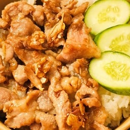 [อร่อยซ่ากับโค้ก] ข้าวหมูกระเทียม +  โค้ก ออริจินัล (ขวด) 