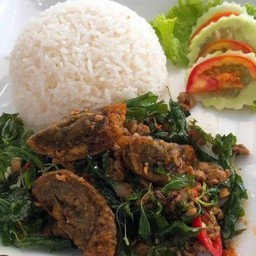 กระเพราไข่เยี่ยวม้า