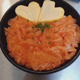 ข้าวหน้าแซลมอนสับไข่หวาน