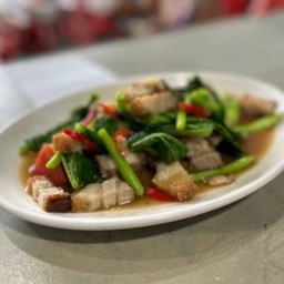 คะน้าหมูกรอบ