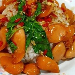 ข้าวหน้ากระเพราไส้กรอก