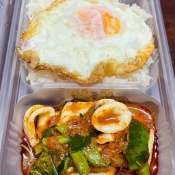 ผัดพริกแกง ทะเล ราดข้าว