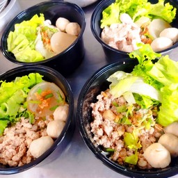 [อร่อยซ่ากับโค้ก]ก๋วยเตี๋ยวหมูสับต้มยำ+โค้ก ออริจินัล(ขวด)