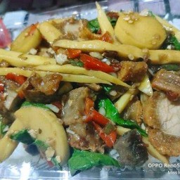 ผัดกระเพราหมูกรอบหน่อไม้ราดข้าวหอมๆหอมๆต้องลอง