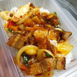 ข้าวพริกเผาหมูกรอบ