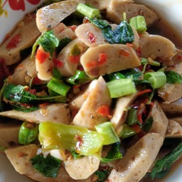 กระเพราหมูยอราดข้าว