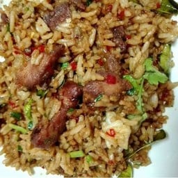 ข้าวผัดรถไฟหมูกรอบ