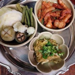 ข้าว น้ำพริกหนุ่ม หมูทอด ผักลวก