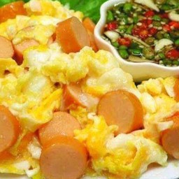 ข้าวหน้าไข่ขยี้ไส้กรอก+พริกน้ำปลา
