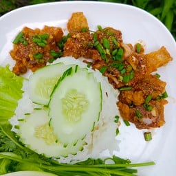 ข้าวหมูสามชั้นทอดกรอบ