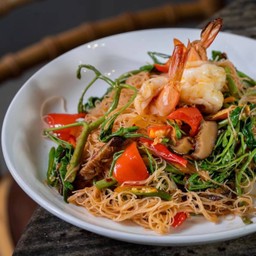 เส้นหมี่ขาวผัดกระเฉดกุ้ง