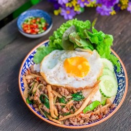 กะเพราหมูสับหน่อไม้ ไข่ดาว