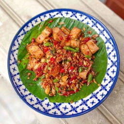 หมูกรอบคั่วพริกเกลือ กับข้าว