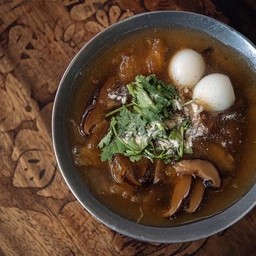 กระเพาะปลาน้ำแดงเห็ดหอม ใส่เส้นหมี่ขาว