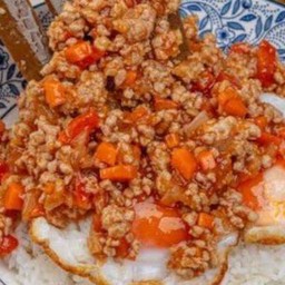 ข้าวหน้าไข่ดาวราดหมูสับผัดซอสมะเขือเทศ