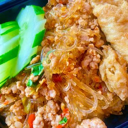 กะเพราวุ้นเส้นหมูสับราดข้าว