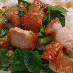 ข้าวคะน้าหมูกรอบ