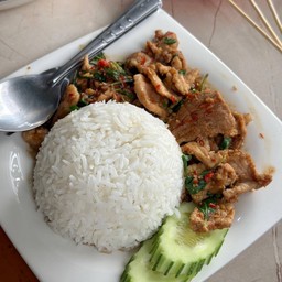 กะเพราหมูชิ้นพริกแห้้ง