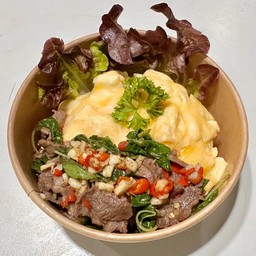 ข้าวไข่ข้นกระเพราเนื้อริบอาย