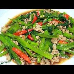 ผัดผักบุ้งไฟแดงราดข้าว